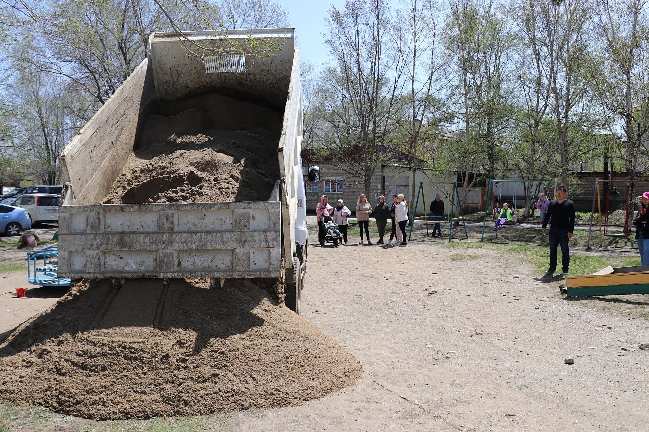 Владимир Ли помогает с обустройством детской площадки